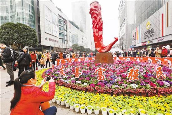 1月1日，江北观音桥步行街，鲜花装扮街头，为节日增添了几分喜庆，让市民对新年的美好生活多了几分期盼。 记者 罗斌 摄
