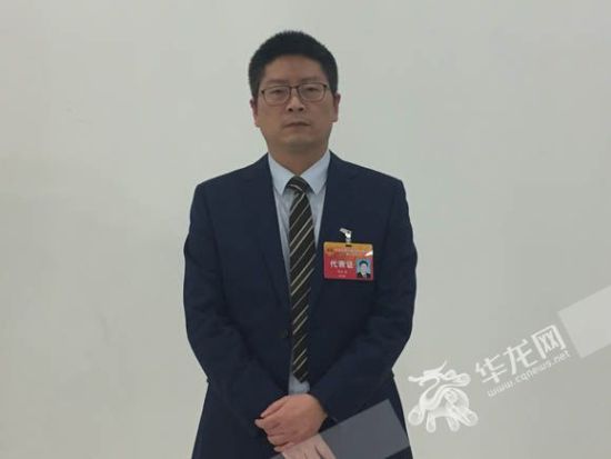 　　市人大代表、重庆市网络安全法治研究中心主任侯东德。记者刘艳摄