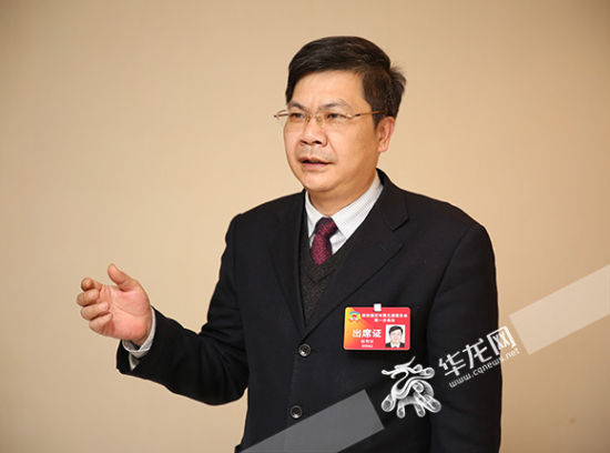　　市政协委员、重庆理工大学电气与电子工程学院副院长赵明富。记者刘嵩 摄
