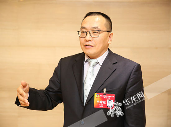 　　市政协委员、重庆市巴南实验中学党委书记、校长赵光晓 记者 刘嵩摄