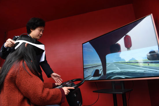 图为旅客体验VR模拟吸毒驾驶。陈超摄