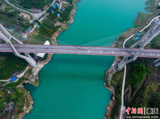 “橋都”重慶的橋 王云飛攝