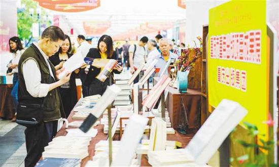 四月二十日，解放碑，第十二届重庆读书月活动现场，市民正在选购自己心仪的图书。记者 齐岚森 摄