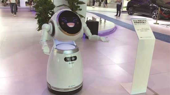 优必选Cruzr机器人在两江新区展台迎接您的到来