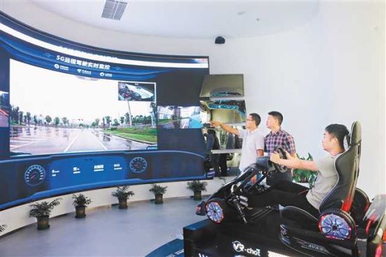 7月8日，仙桃国际大数据谷，技术人员正在进行5G远程驾驶演示。记者 罗斌 摄