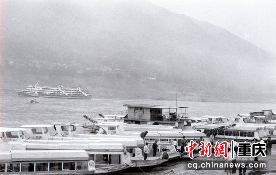 1994年4月13日，長江巫峽江岸碼頭游船如織，當時水位枯淺，只能適應30座左右的柳葉舟作為旅游的主要交通工具