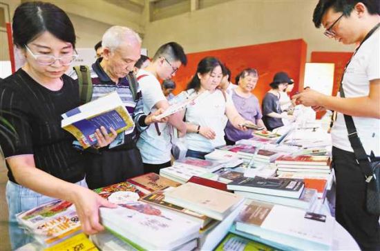 9月14日，重庆出版集团展台吸引了大批市民前往挑选购买精品图书。
