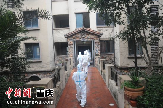 江津區疾控中心工作人員前往確診病例家中進行流行病學調查