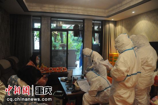 江津區疾控中心工作人員入戶對密切接觸者進行流行病學調查。