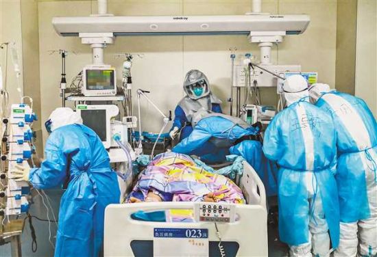 2月3日，重庆市公共卫生医疗救治中心负压病房，专家小组正在给新型冠状病毒感染的肺炎患者治疗。(重庆市公共卫生医疗救治中心供图)