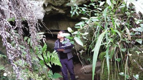 罗富恒在野外寻找水源。南江水文地质工程地质队供图