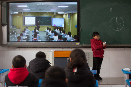 图为重庆市人和街小学-石柱中益乡小学“5G+智慧教育”远程同步课堂现场。 受访者供图