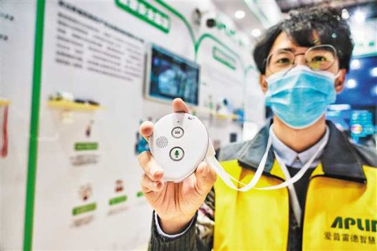 11月6日，南岸区重庆国际会展中心，工作人员展示智能呼叫器。首席记者 崔力 摄\视觉重庆