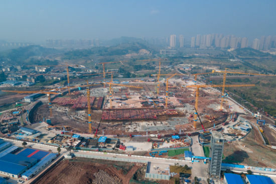 建设中的重庆龙兴足球场。中建八局供图