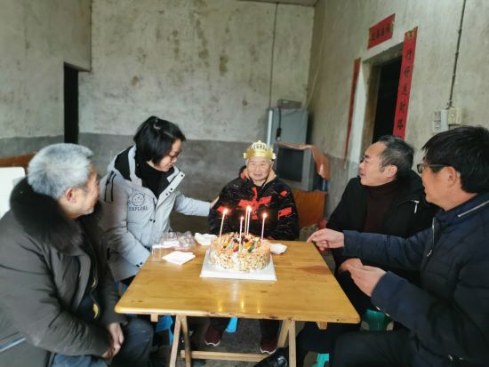 蒋玉娟与傅应梅老人同过生日。 潼南区委统战部供图