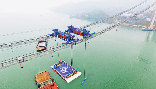 万州新田长江大桥开始起吊钢箱梁 进入桥面施工阶段，预计今年4月合龙