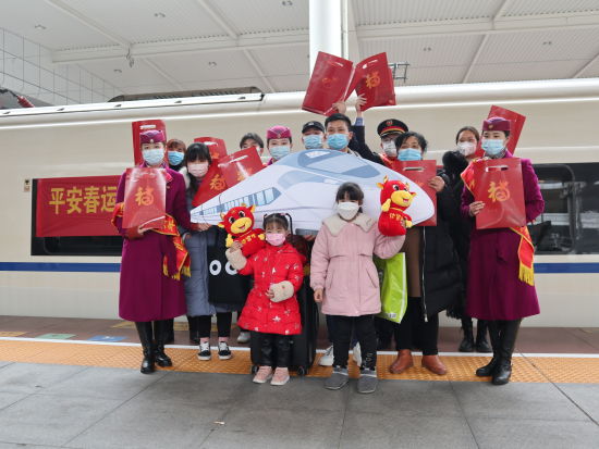 温暖旅客回家路 重庆铁路部门开展迎新春活动