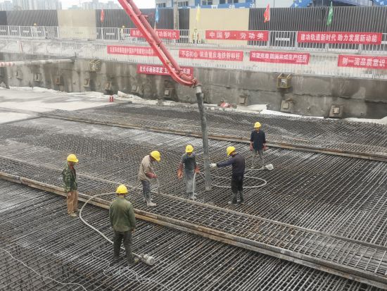 重庆轨道交通5号线北延伸段两座车站主体结构封顶