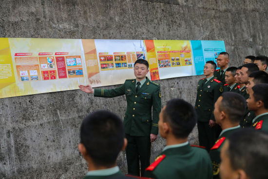 重庆武警开展“全民国家安全教育日”宣传活动