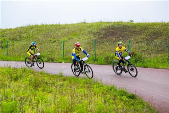 大足：200余名自行车骑手竞技龙水湖畔“最美赛道”