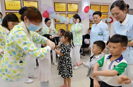 重庆小朋友体验护士妈妈的日常护理岗位