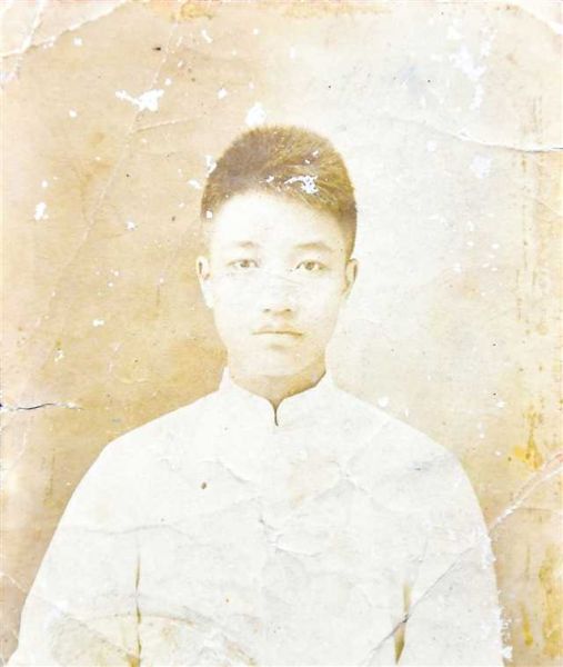 李肇庄老人珍藏的其二哥李棠萼的照片。