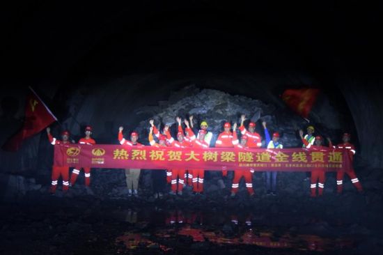 城开高速开州谭家至赵家段隧道全部贯通 今年国庆前具备通车条件