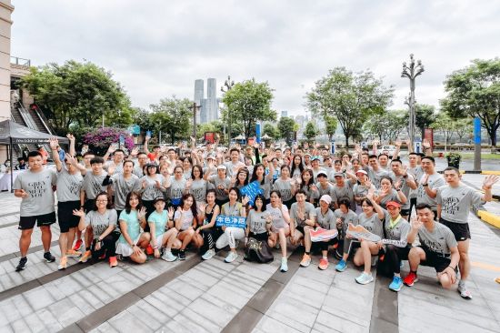 “本色净跑”公益活动在重庆举行 选手边跑边捡垃圾