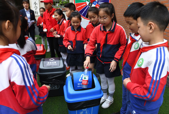 重庆：垃圾分类走进校园 为小学生普及绿色环保意识
