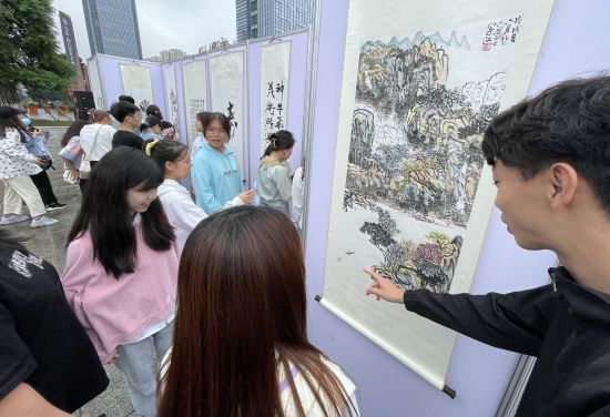 重庆：60余位书画家义捐200幅作品为留守儿童送温暖
