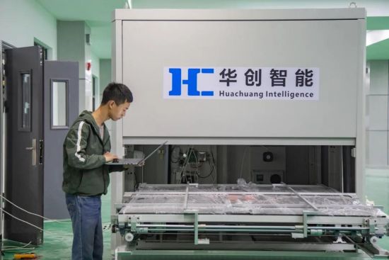 图为：重庆高新技术产业研究院，技术人员正在调试设备。