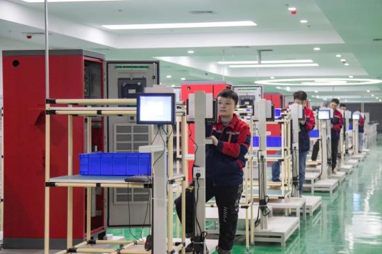 图为：重庆高新技术产业研究院中试线。