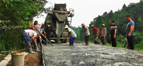 图为工人正在修建水泥路。