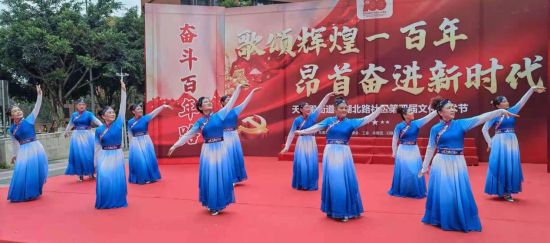 图为张晓初组建的舞蹈队在社区文化艺术节上表演舞蹈节目。受访者 供图