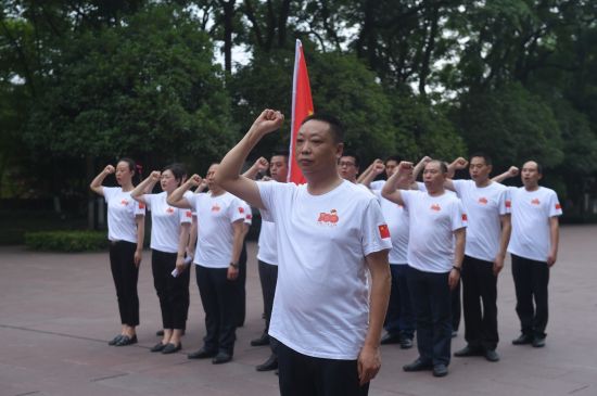 图为华宇集团党支部党员参加主题党日活动。受访者供图