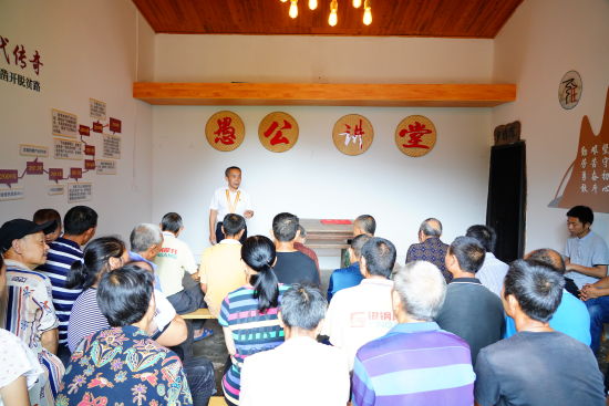 6月28日，在全國“兩優一先”表彰大會上，毛相林被授予“全國優秀共產黨員”稱號。巫山縣委宣傳部提供