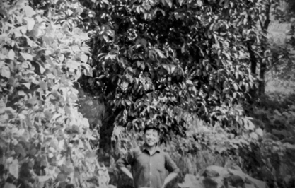 圖為1979年，原西南農學院茶葉研究所所長劉勤晉教授與位于南川區德隆鎮茶樹村的“茶樹鼻租”合影。受訪者供圖