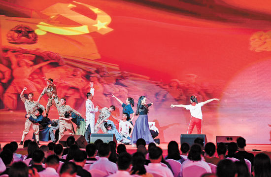 七月二十一日，重庆市学习贯彻习近平总书记在庆祝中国共产党成立一百周年大会上的重要讲话精神“六进”文艺宣传示范演出在九龙坡区巴国城广场举行。记者 齐岚森 摄\视觉重庆