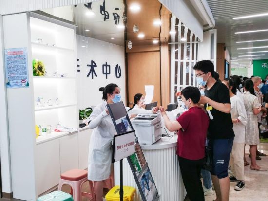 图为未来医生重庆综合医疗中心学生疫苗接种专场，陆续有青少年在父母的陪同下前来排队接种。高吕艳杏 摄