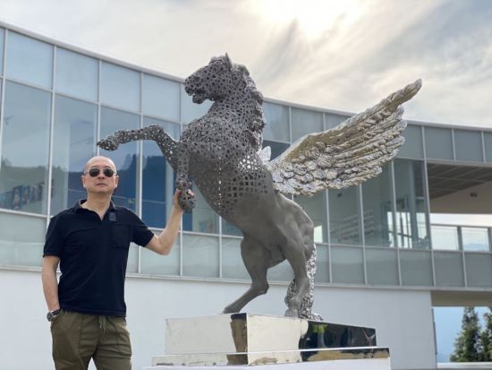 跨界藝術家傅榆翔和他的雕塑作品（圖片由受訪方提供）