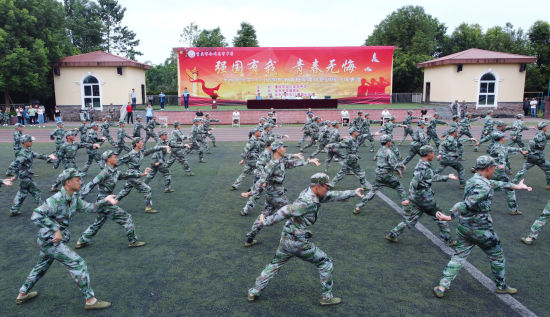 圖為重慶市合川龍市中學高一新生軍訓匯演。陳海東 攝