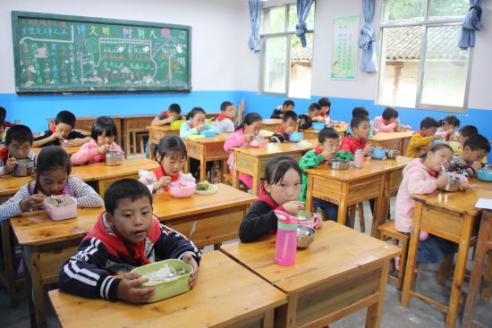 图为骡坪九湾村小学生享用营养午餐。方丹 摄