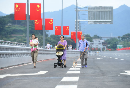 图为重庆市民步行体验即将通车的重庆礼嘉嘉陵江大桥。陈超 摄