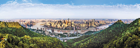 在重庆南山俯瞰，蔚蓝天空下的城市秀丽多姿。近年来，我市加强生态文明建设，蓝天白云的好天气越来越多了。 记者 苏思 摄/视觉重庆