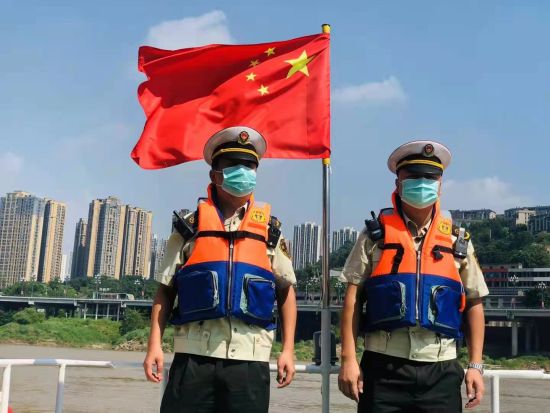 重庆：船舶上的升旗仪式