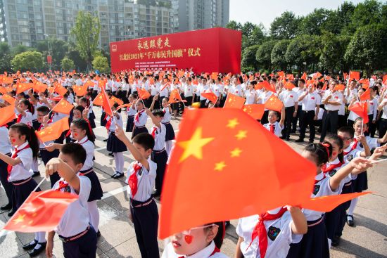 重庆江北区举行升国旗仪式喜迎国庆