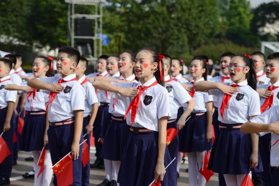 重庆江北区举行升国旗仪式喜迎国庆