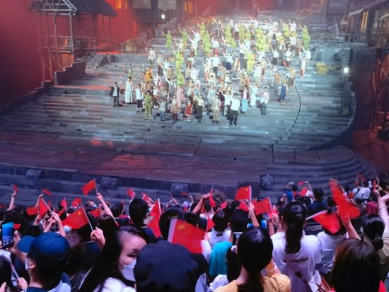 演出现场观众自发演唱《歌唱祖国》。重庆1949大剧院供图 