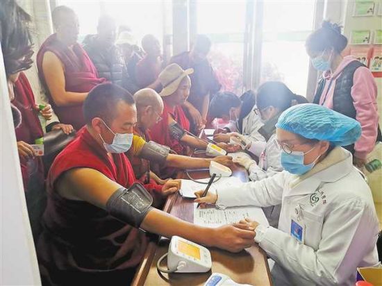 今年五月，古秀红(前右一)在香堆镇为藏族群众打疫苗。(受访者供图)