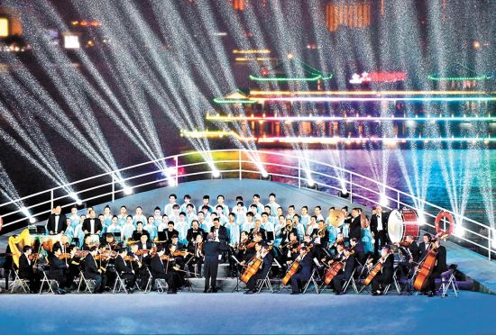 10月14日，万州区江南新区三峡文化园，2021年世界大河歌会现场，艺术家们奏响优美的乐章。记者 谢智强 摄/视觉重庆
